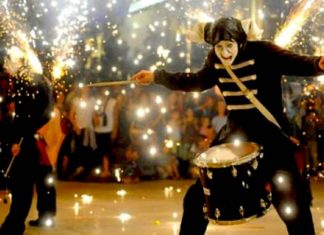 Unos diablos vascos hipnotizan Melbourne con su fuego Deabru Beltzak at the Norfolk and Norwich Festival in England. Photo: Raphael Helle