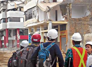Tecnalia engineers analyze the effects of the earthquake Ecuador suffered last April Los ingenieros de la empresa vasca Tecnalia realizaron un recorrido por Manta para inspeccionar los edificios dañados por el terremoto que afectó a la ciudad manabita. Foto: cortesía
