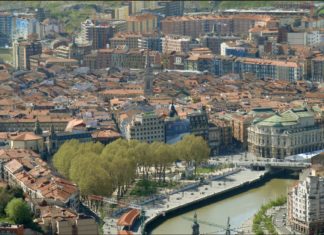 El diario italiano La Repubblica presenta Bilbao a sus lectores La vista del Casco Viejo de Bilbao desde los miradores de Artxanda. Una de las imágenes que incluye La Repubblica en su artículo sobre Bilbao