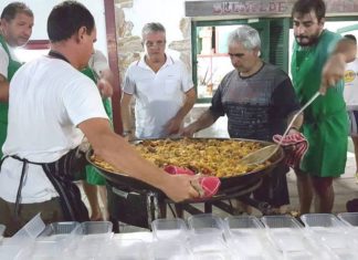 Basque solidarity in Argentina. There are things you just have, in your genes and your upbringing Miembros del Centro Vasco de San NIcolás preparando alimentos para atender a los damnificados de las inundaciones del centro de Argentina