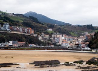 Viewpoints: Mutriku (video) Mutriku visto desde el dique rompeolas