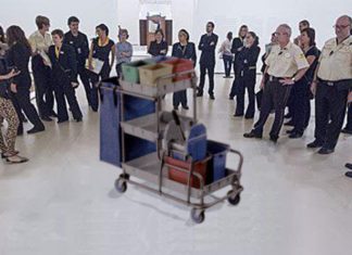 The incredible story of the cleaning cart that was confused with a work of art at the Bilbao Guggenheim Fotomontaje del carrito en el Museo Guggenheim Bilbao