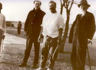 Esku pilota, euskaldunen jokoa, Pantxo Vilaren pasioa, eta honen zabalera Amerikatik Pancho Villa posa ante la cámara en un descanso de un partido de Pelota