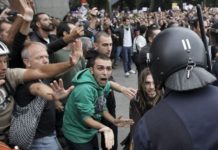 Italiatik: Argia aldizkariak “Mozal Legea”-ren kontrako borroka policias y manifestantes Ley mordaza (foto el diario)