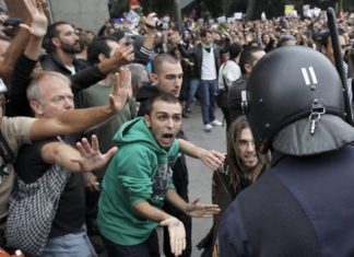 Italiatik: Argia aldizkariak “Mozal Legea”-ren kontrako borroka policias y manifestantes Ley mordaza (foto el diario)