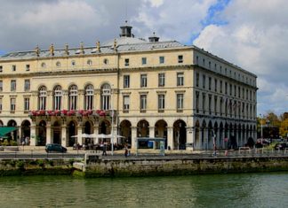The Guardian is present when the list of weapons is handed in by the ETA Ayuntamiento de Baiona, donde los verificadores internacionales han recibido la ubicación de loz zulos con las armas de ETA