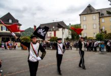 The Soule Maskarada, one of the best displays of Basque culture, is back Bandelariak de la Maskarada con las banderas de Xiberoa