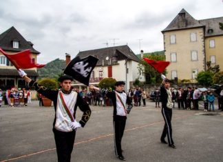 The Soule Maskarada, one of the best displays of Basque culture, is back Bandelariak de la Maskarada con las banderas de Xiberoa
