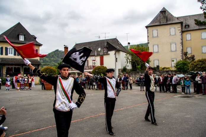 Bandelariak de la Maskarada con las banderas de Xiberoa