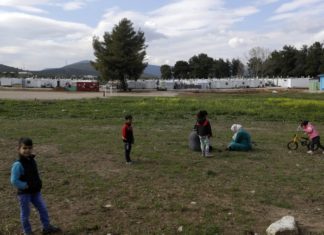 Un diario greco-americano asegura que una ONG vasca abandona la isla griega de Quios Refugiados en Grecia