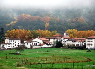 Oxford-etik (Mississippi) Narbartera (Navarra). Euskal ondorengoen familia batek bere naguesien herrialdea bisitatzen du Imagen de la población navarra de Narbarte de donde salió el padre de John Arrechea para "hacer las Américas" (fotografía de Rufino Lasaosa)