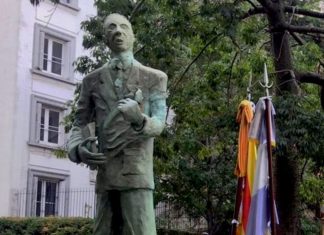 A sculpture is unveiled in Buenos Aires of President Companys, attended by representatives of the Basque Government Escultura del president Companys en Buenos Aires