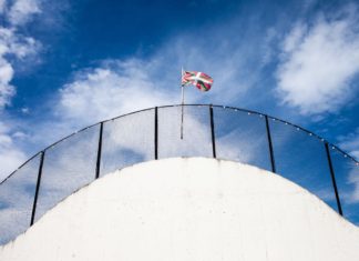 «Parts Unknown» de la CNN estrena hoy su capítulo sobre San Sebastián Parts Unknown centra su capitulo en San Sebastian pero no sin dejar de referirse y visitar otros puntos de la geografía vasca, incluida Iparralde. En la Foto, el frontón de Sara