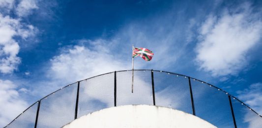 Parts Unknown centra su capitulo en San Sebastian pero no sin dejar de referirse y visitar otros puntos de la geografía vasca, incluida Iparralde. En la Foto, el frontón de Sara