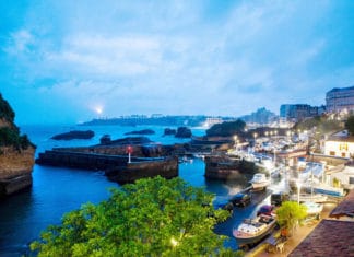 “36 Hours in Biarritz” Once again, The New York Times spoils the Basques Una vista de Biarritz al atardecer. © Markel Redondo para The New York Times.jpg