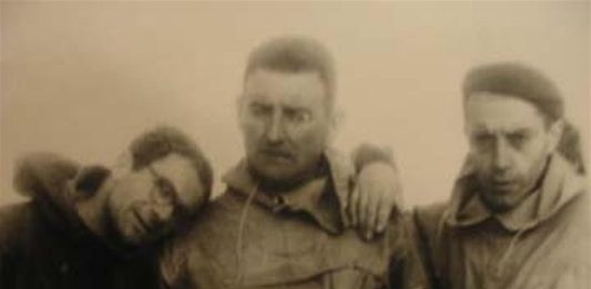 Agapito Palacios, y otros vascos en la cima del "Cerro Euzkadi" en el momento de su "bautizo"