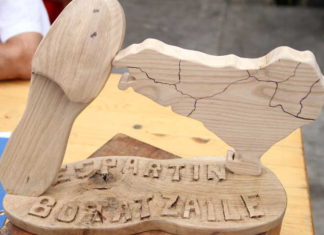 The Third Annual Basque Espadrille Throwing Championship at the Bayonne Fiestas Championnat du Pays Basque de lancer d'espadrille