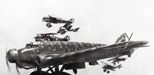 El avión militar Savoia-Marchetti SM 8.1 Aviación Legionario de la Real Fuerza Aérea Italiana. Fueron los aparatos que bombardearon Durango