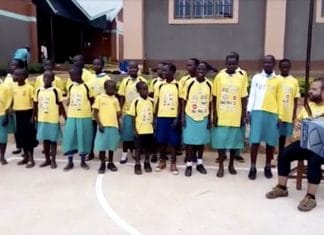 Txoria Txori (Hegoak) Interpretada por niños de Uganda acompañados de Trikitixa Niños de Uganda cantan txoria txori de Mikel Laboa
