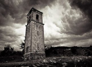 Desde Cienfuegos (Cuba): Otxate, el » El portal del infierno» La torre de Ochate, construida en 1234, es uno de los pocos sitios que permanecen en pie en el “pueblo maldito”.