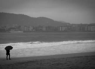 The blessed rain that saves the Basque from “too much tourism”, or tourists are not our misfortune Donostia bajo la lluvia