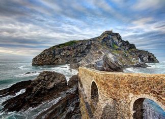 Gaztelugatxe is a finalist for the “Best Cinematographic Location in Europe” award–go vote for it! San Juan de Gaztelugatxe finalista mejor ubicación cinematográfica europea