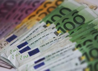 Un joven navarro, en paro, encuentra una mochila con 5.300€, y la devuelve Euros