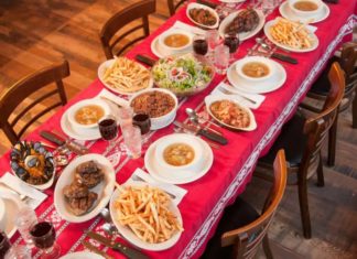 Louis´ Basque Corner, Renoko (Nevada) euskal jatetxeak 50 urte betetzen ditu Louis' Basque Corner dinners and lunches are served family style — Photo courtesy of David Calvert / Louis' Basque Corner