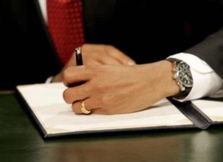 Existe el mismo porcentaje de zurdos en las sociedades cazadoras-recolectoras desde la prehistoria Barack Obama firma su primer acta como presidente. Imagen de archivo. EFE/Molly Riley. POOL.