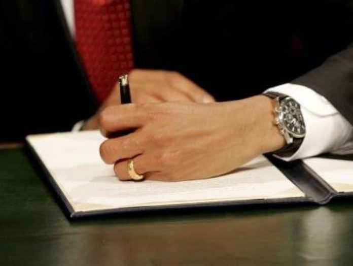 Barack Obama firma su primer acta como presidente. Imagen de archivo. EFE/Molly Riley. POOL.