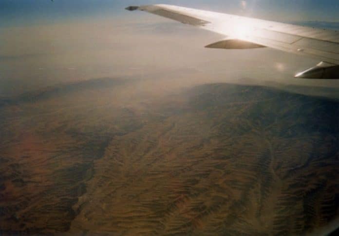 Sobrevolando el desierto de Rub-al-Khali, o el "cuartel vacío", el mayor desierto de arena del mundo / Flying over Rub-al-Khali desert, the Empty Quarter, the largest continuous body of sand on the planet.