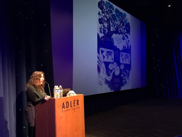 Amaia Gabantxo interviniendo en el Planetarium de Chicago