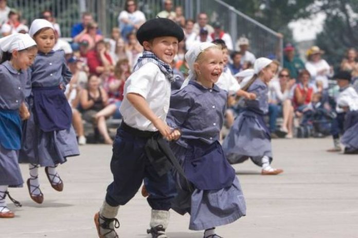 Niños en un Festival Vasco de nevada. The Daily Free Press via AP Ross Andreson