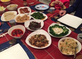 Traveling Basques: Chinese New Year, the symbolism behind their traditional dishes Cena de Nochevieja china (Fotografía: Marc van der Chijs)