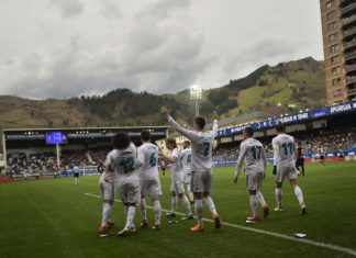 Ipurua, el destino ganador entre los campos de Europa y América del Sur, según The Guardian (y más destinos vascos) Little and large … Real Madrid’s Cristiano Ronaldo celebrating a goal against Eibar in their Ipurua stadium, in the Basque country. Photograph: Alvaro Barrientos/AP