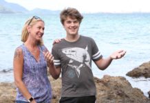 El mensaje en una botella que ha viajado desde Nueva Zelanda hasta Euskadi Jana Joy and son . Julien Photo/ John Stone