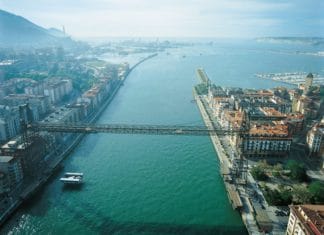 Bilboko ibaiaren bokalean, “dinosaurio” praktiko bat Aerial view of Bilbao’s harbour area. Copyright: Aitor Ortiz, from Archivo Autoridad Portuaria de Bilbao.