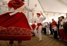 Los «indígenas vascos» celebran una gran fiesta en New London (Connecticut) The Gauden Bat dance group from Chino, Calif., performs during the Basque Fest on Parade Plaza in New London Saturday, June 23, 2018. The festival was hosted by the New England Basque Club. (Dana Jensen/The Day)