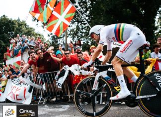 Ikurriñak, txibiak, piperrak, jostunak, euskara, ardoa, eraginkortasuna, geografia… Euskal Historiak Tour-ean Tour de France 2018 en Euskadi
