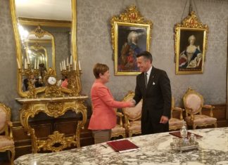 The Governor of Nevada pays a visit to the Lower Basque Country La presidenta de Navarra, Uxue Barcos, recibe al Gobernado de Nevada, Brian Sandoval.
