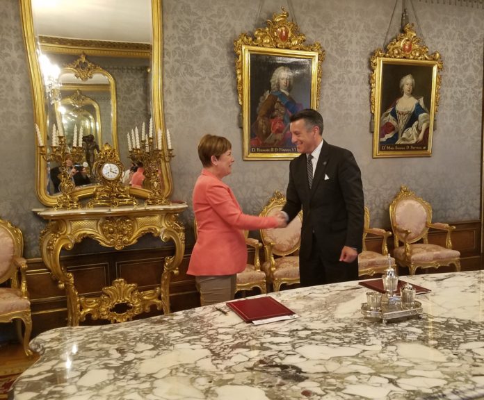La presidenta de Navarra, Uxue Barcos, recibe al Gobernado de Nevada, Brian Sandoval. La presidenta de Navarra, Uxue Barcos, recibe al Gobernado de Nevada, Brian Sandoval.