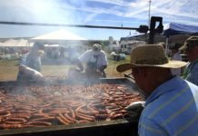 El profesor William Douglass explica las claves de la presencia vasca en los Mountain states de USA In this Aug. 15, 2015, file photo, dozens of Basque chefs tend the fire pits at the Inaugural Basque Fry at Corley Ranch in Gardnerville.