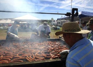 William Douglas irakasleak AEBko Mountainen euskal presentziaren gakoak azaltzen ditu In this Aug. 15, 2015, file photo, dozens of Basque chefs tend the fire pits at the Inaugural Basque Fry at Corley Ranch in Gardnerville.