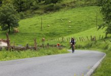 Ingeles kazetari bat bizikletan euskal errepideetatik. Ikusten duena eta “motxilan” ekartzen duena Cyclist visita las carreteras vascas Photography: Ashley Quinlan