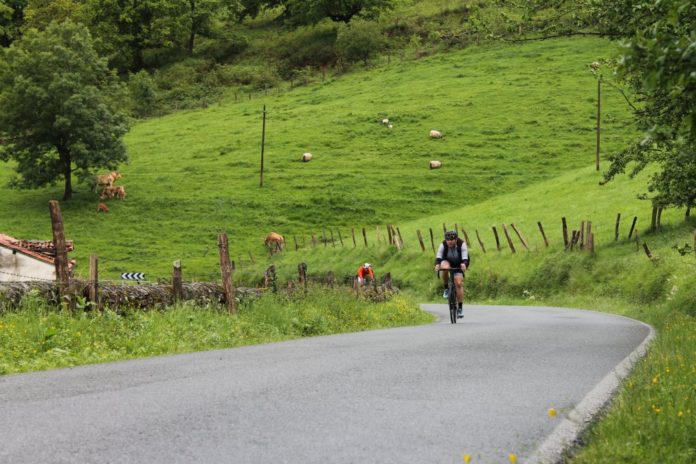 Cyclist visita las carreteras vascas Photography: Ashley Quinlan