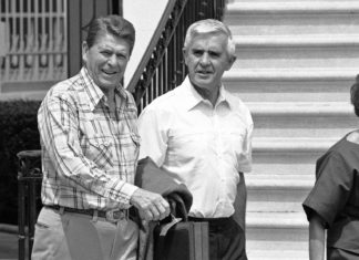 Paul Laxalt euskal-amerikar politikoa hil da. New York Timeseko heriotza-oharra Ronald Reagan and Paul Laxalt at the White House in 1984. The two became friendly when they were governors of neighboring states.CreditBarry Thumma/Associated Press