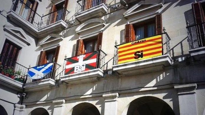 escocesa, senyera e ikurriña escocesa, senyera e ikurriña