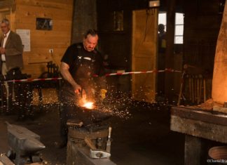 In Saint Pierre and Miquelon: manufacturing a Basque ax as was done in North America 200 years ago © SPM LA 1ÈRE A l'occasion des journées européennes du patrimoine, le public a pu assister à la fabrication d'une réplique d'une hache d'origine basque dans la Forge Lebailly.