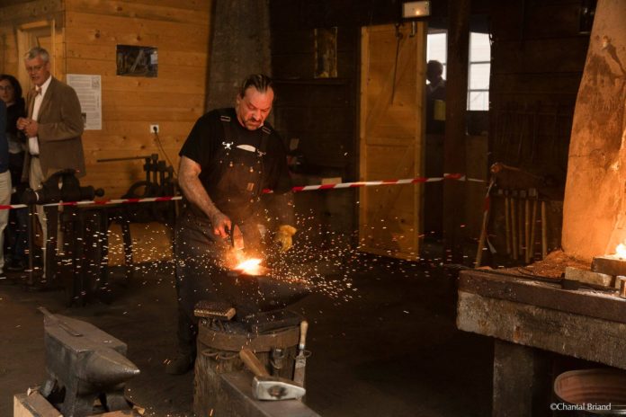 © SPM LA 1ÈRE A l'occasion des journées européennes du patrimoine, le public a pu assister à la fabrication d'une réplique d'une hache d'origine basque dans la Forge Lebailly. © SPM LA 1ÈRE A l'occasion des journées européennes du patrimoine, le public a pu assister à la fabrication d'une réplique d'une hache d'origine basque dans la Forge Lebailly.