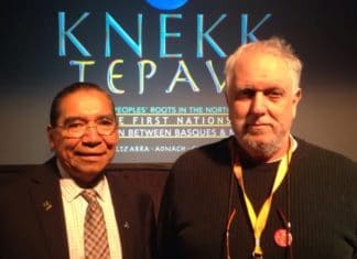 Conferencia en Canadá para estudiar las relaciones entre el pueblo Mi’kmaq y los Vascos Stephen Augustine, Cape Breton University's associate vice-president of Indigenous Affairs and Unama'ki College (left) and Xabi Otero, director of Jauzarrea. (Holly Conners/CBC)